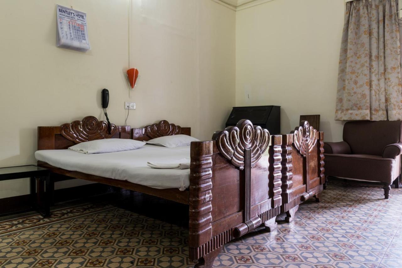 מומביי Bentleys Hotel מראה חיצוני תמונה
