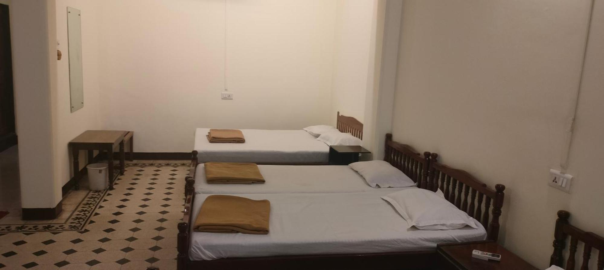 מומביי Bentleys Hotel מראה חיצוני תמונה
