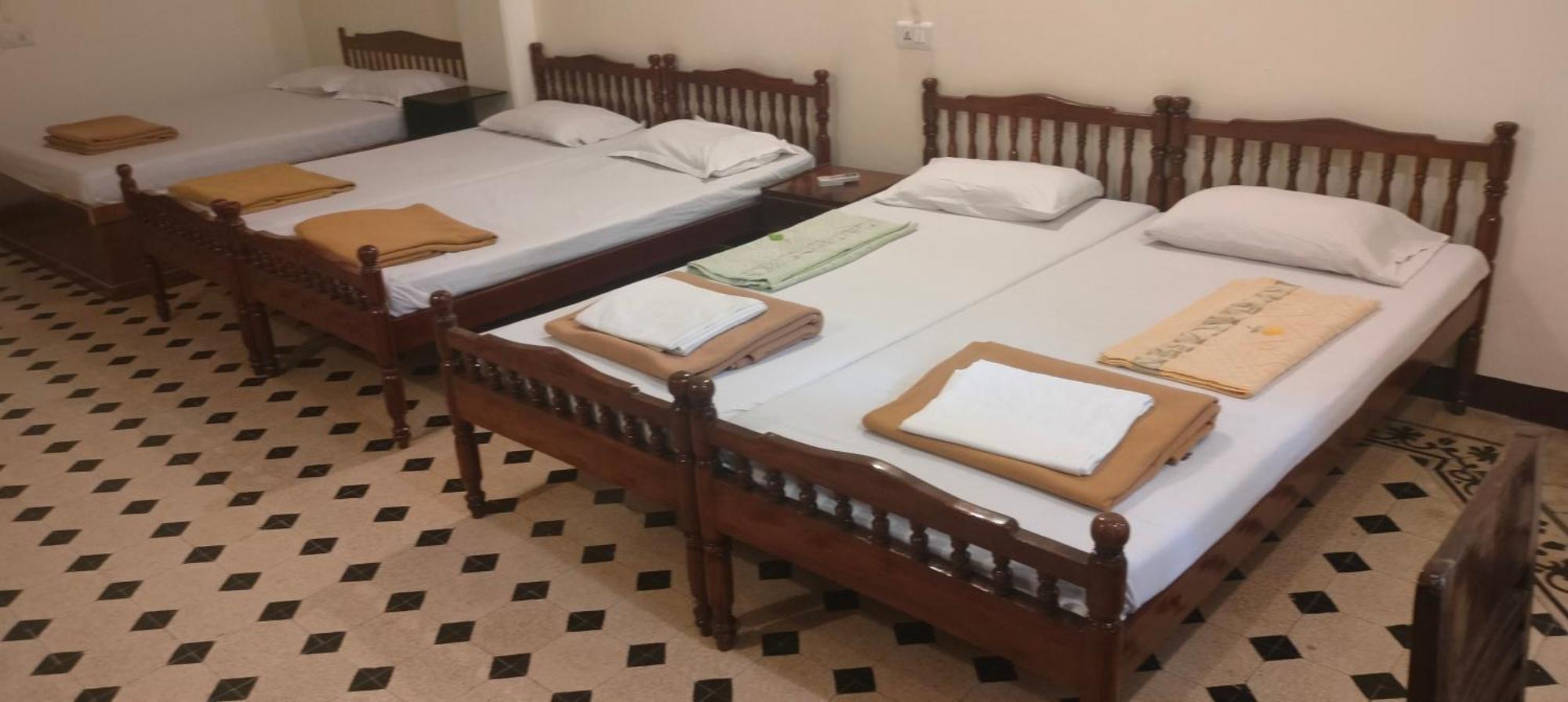 מומביי Bentleys Hotel מראה חיצוני תמונה
