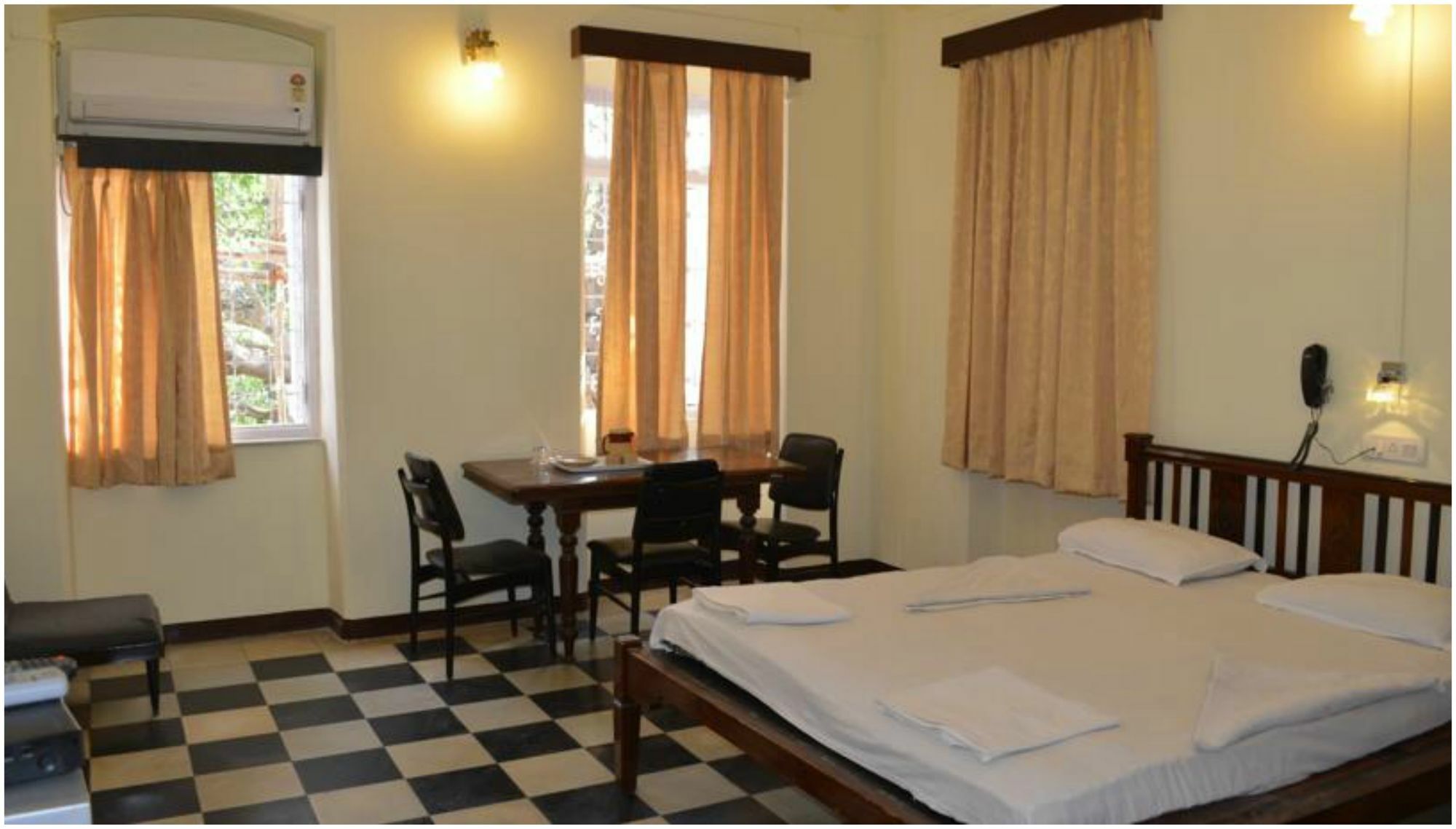 מומביי Bentleys Hotel מראה חיצוני תמונה