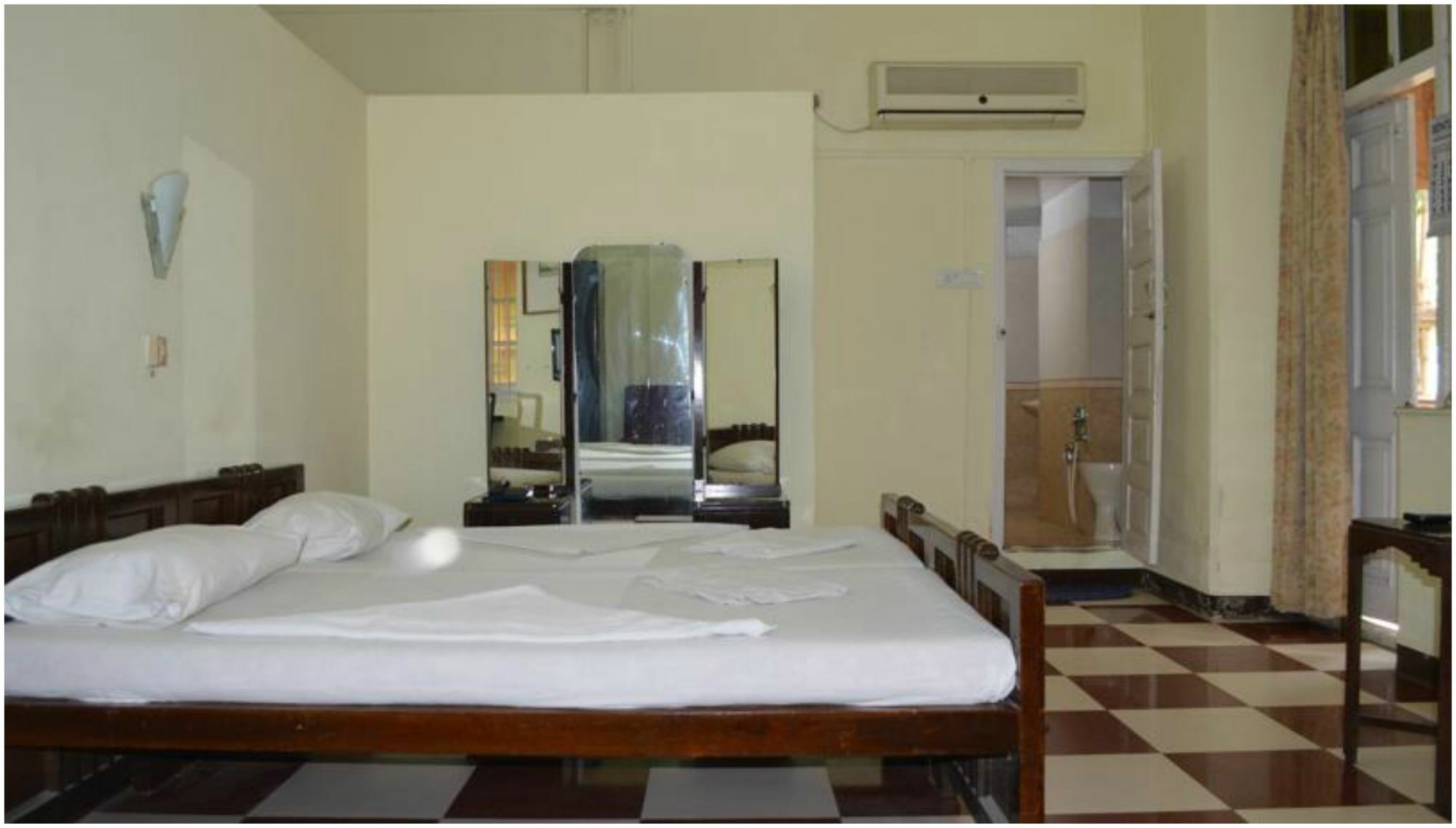 מומביי Bentleys Hotel מראה חיצוני תמונה