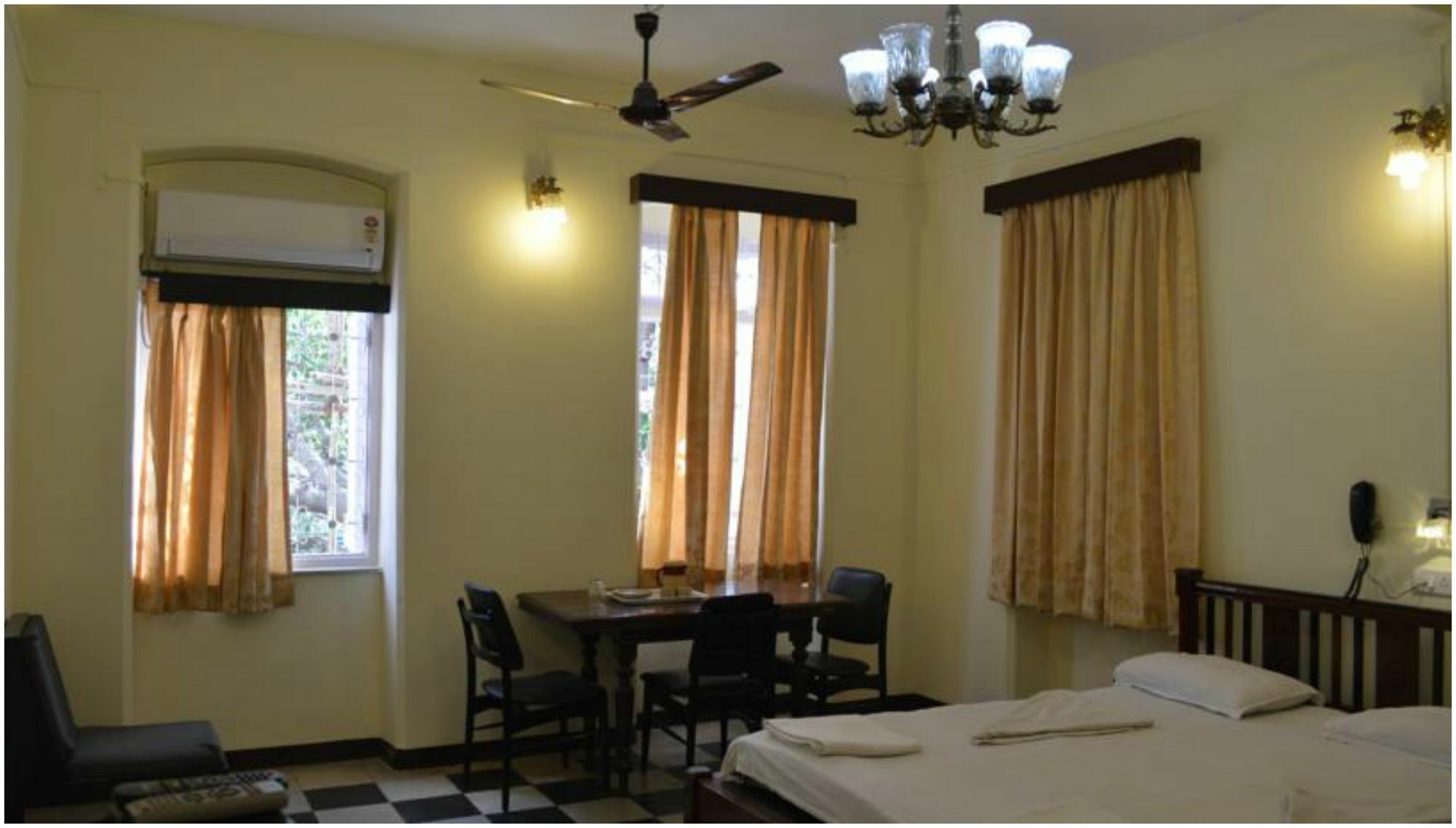 מומביי Bentleys Hotel מראה חיצוני תמונה